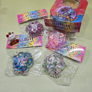 Squishy (mochi) huellito con brillo y mariposa